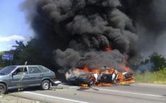 Jobboldali radikálisok vívnak tűzharcot a rendőrökkel Munkácsnál