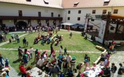 Régizene, Mikó-vári lovagiasságokkal