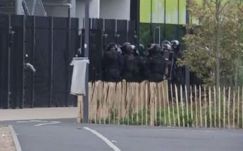 Fegyveres túszejtés Párizs külvárosában