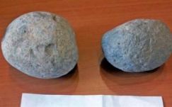 Húsz év után visszavitte az ellopott  kétezer éves parittyaköveket