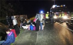 Felborult egy autóbusz az autópályán, sok a sérült (FOTÓK)