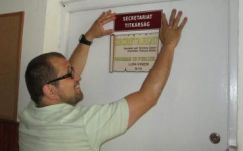 Civil önkéntesek kétnyelvű feliratokkal láttak el egy marosvásárhelyi iskolát