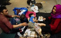 Kisgyerekes migráns családok alszanak egy budapesti aluljáróban (FOTÓK)