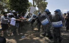 Rohamrendőrök oszlatták a menekültellenes szélsőségeseket Rómában