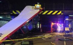 Benézte a magasságkorlátozást az emeletes busz sofőrje Londonban