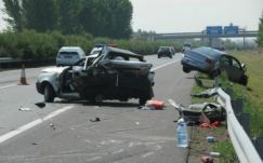 Két román autó ütközött Magyarországon, egy ember meghalt