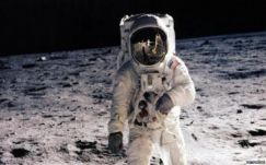 Közösségi finanszírozással mentik meg Neil Armstrong űrruháját