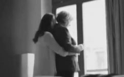 Merkel hasonmásával reklámozza magát egy leszbikus magazin