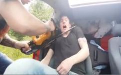 Erős poén: láncfűrésszel ébresztette barátját