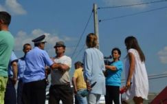 Felvonulással szolidarizálnak a megerőszakolt lánnyal