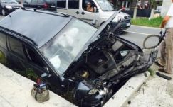 Kidurrant a kerék, híd nyársalta fel az autót