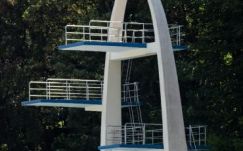 Üres medencébe ugrottak, szörnyethaltak