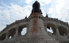A rendőrség már nyomoz a festékkel leöntött Mátyás-szobor ügyében