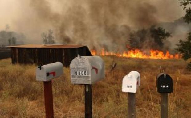 Erdőtüzek miatt ezrével evakuálták a Kaliforniában élőket