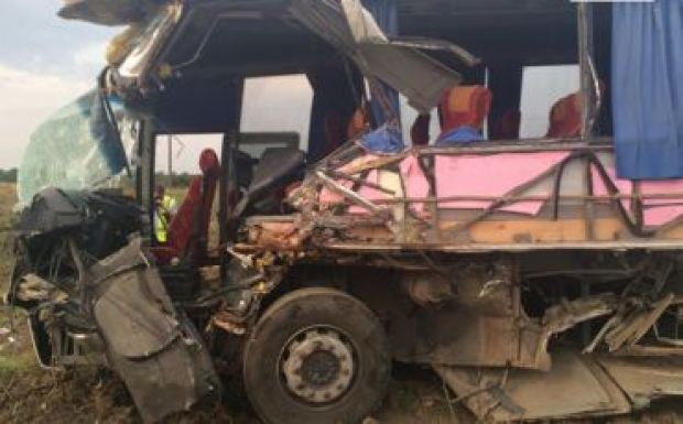 Két autóbusz ütközött egy teherautóval - egy személy meghalt