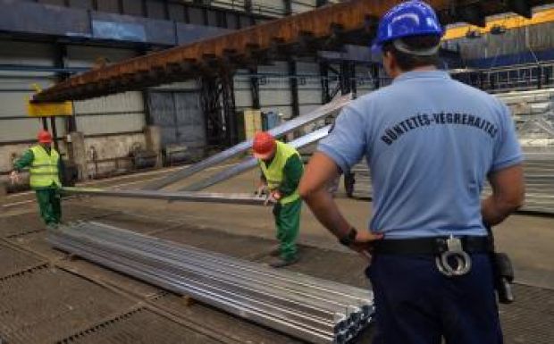 Magyar rabok készítik a menekülteket távol tartó határzár tartóelemeit