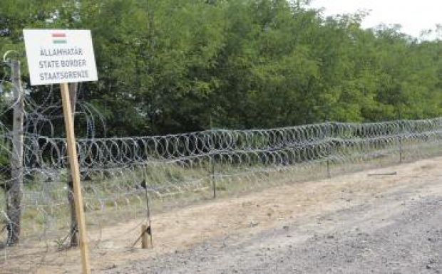 Átvágták éjszaka az épülő kerítést a migránsok
