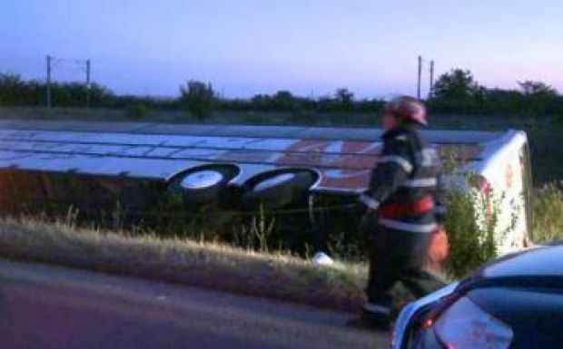 Felborult egy ukrán turistákat szállító autóbusz a Nap autópályán