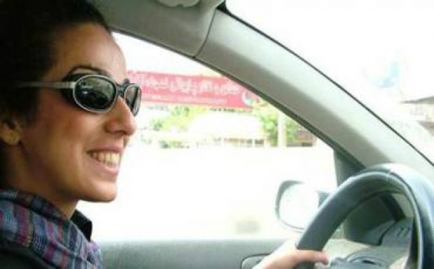 Megbüntetnék az autóban fejkendő nélkül utazó nőket Iránban