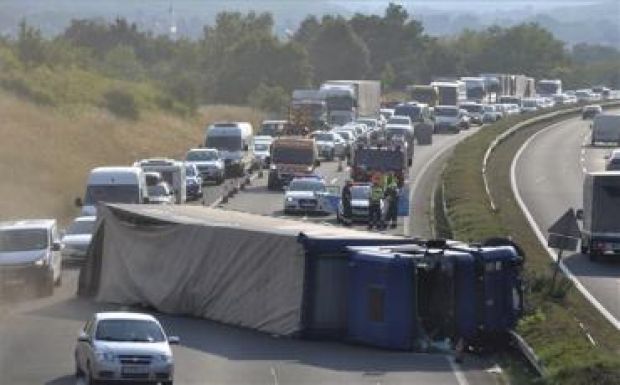 Látványos baleset Magyarországon, az M3-as autópályán