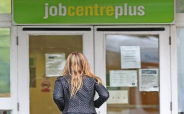 Több tízezer fiatal brit is rosszul járhat a bevándorlás szigorításával