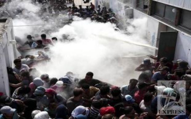 Poroltóval fújták le a Kószon verekedő bevándorlókat a rendőrök