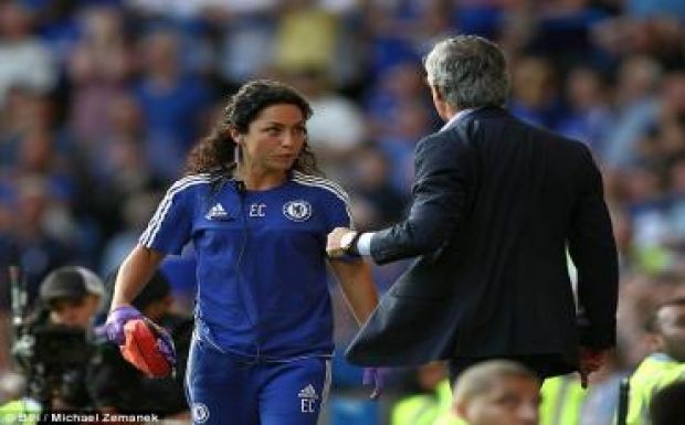 Mourinho száműzte a Chelsea kispadjáról a szexi csapatorvost