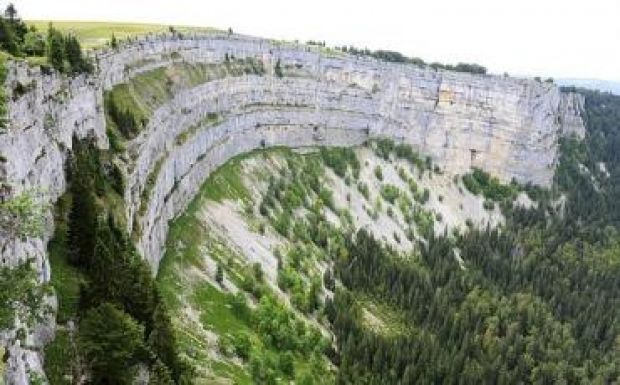 Két kisgyermekével vette magát a mélybe egy apa Svájcban