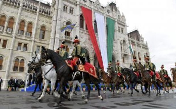 Felvonták a nemzeti lobogót a Parlament előtt