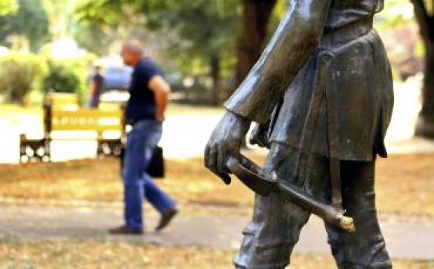 Megrongálták Petőfi Sándor szobrát Ungváron