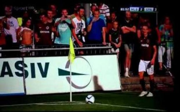 Mellvillantással terelte a szögletet rúgó játékos figyelmét egy női néző