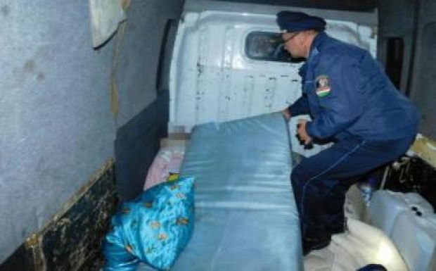 Matrac alatt lapulva akart Magyarországra bejutni egy román férfi