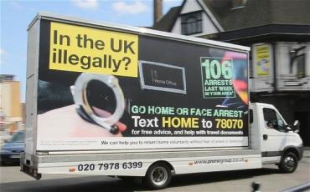 Börtönbüntetéssel sújtja a brit kormány a bevándorlók illegális munkavállalását