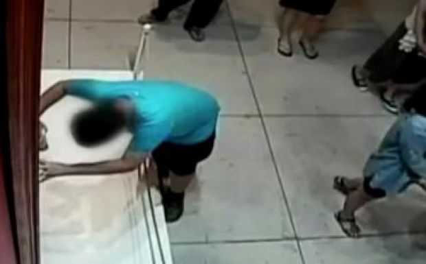 Elcsúszott a múzeumban és tönkretett egy értékes festményt egy tajvani diák