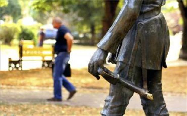 Egy dnyipropetrovszki nyugdíjas ocskavasgyűjtő törte le Petőfi kardját