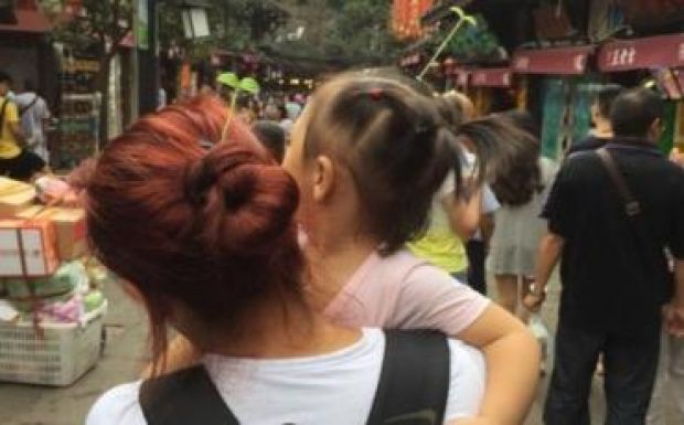 Csírák és virágok nőnek ki az emberek fejéből Kínában