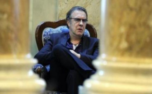 Kirúgták a súlyos beteg román énekessel kórházban fotózkodó ápolónőket