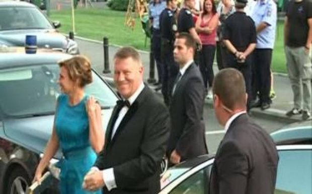 Kifütyölték Klaus Johannis államfőt és feleségét Bukarestben