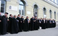 Dupla fizetéspótlékot kapnak jövőtől a határon túli magyar lelkészek