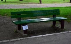 „Frissen festett” nadrág: az ifjúság kifizeti a kárt