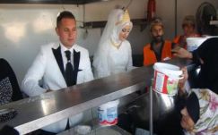 Menekültek ezreit vendégelte meg esküvője napján egy török pár