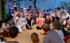 A paradoxonok művészete: a színház. Interjú Raúl Iaiza színházi trénerrel