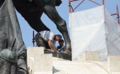 Így távolítják el a Mátyás-szoborcsoportról a barna festéket