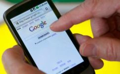 Brit tudósok szerint már okostelefonon netezünk a legtöbbet