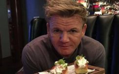 Gordon Ramsay további két évig főz a Fox csatornán