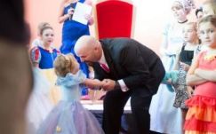 Szívszorongató ajándékot kapott szüleitől a haldokló kislány