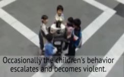 Gyerekek páholtak el egy magára hagyott robotot