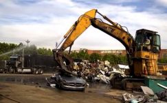 Így tépi szét a markoló a méregdrága sportautót