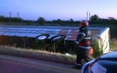 Felborult egy ukrán turistákat szállító autóbusz a Nap autópályán