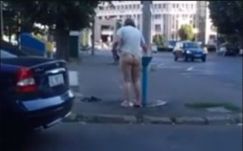 Vízkrízis Galacon: félmeztelenül mosta meg az utcán a fenekét egy nő